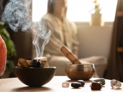 person-conducting-reiki-therapy_cropped